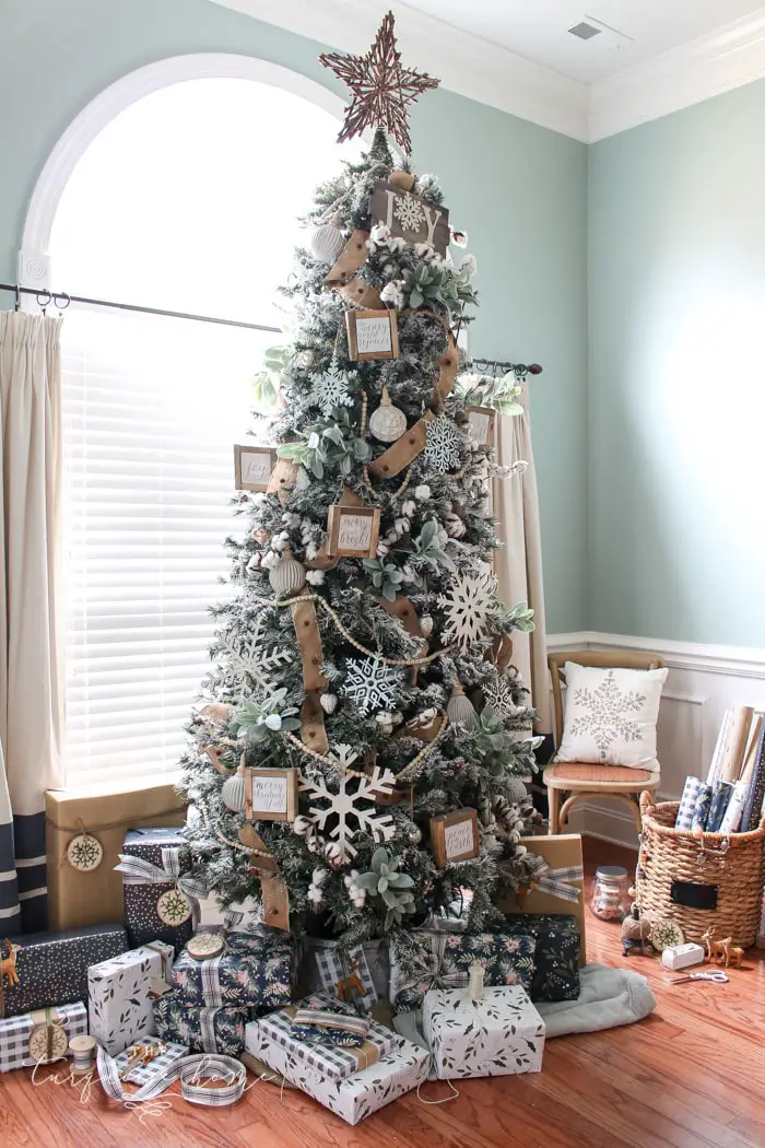 Farmhouse Christmas Tree Ideas: Bringing Rustic Charm to Your Holiday Decor - 7