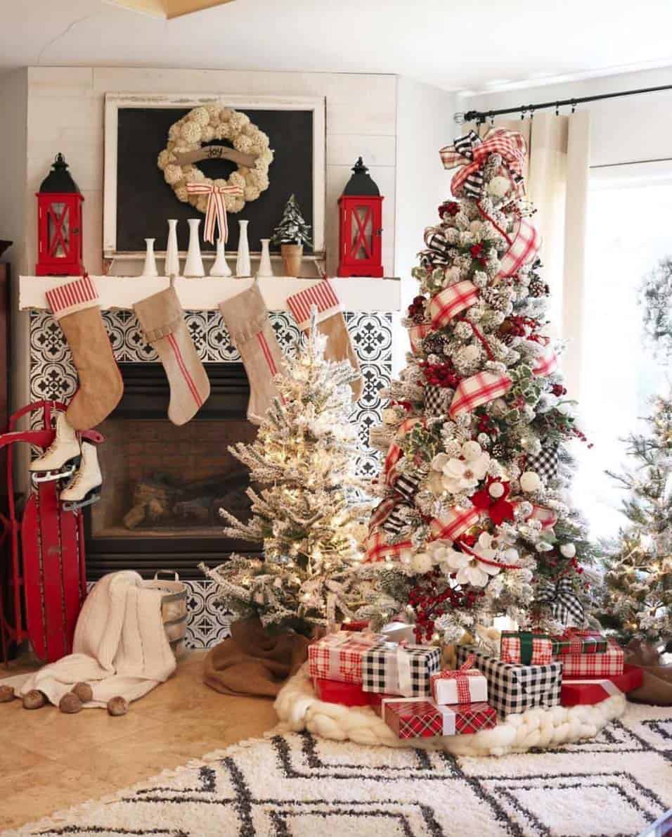 Farmhouse Christmas Tree Ideas: Bringing Rustic Charm to Your Holiday Decor - 8