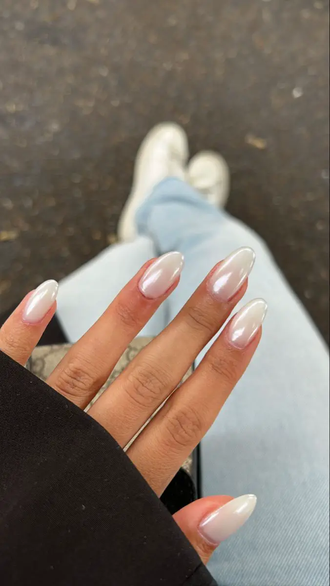 White Chrome Nails: The Ultimate Trend in Modern Manicure - 1