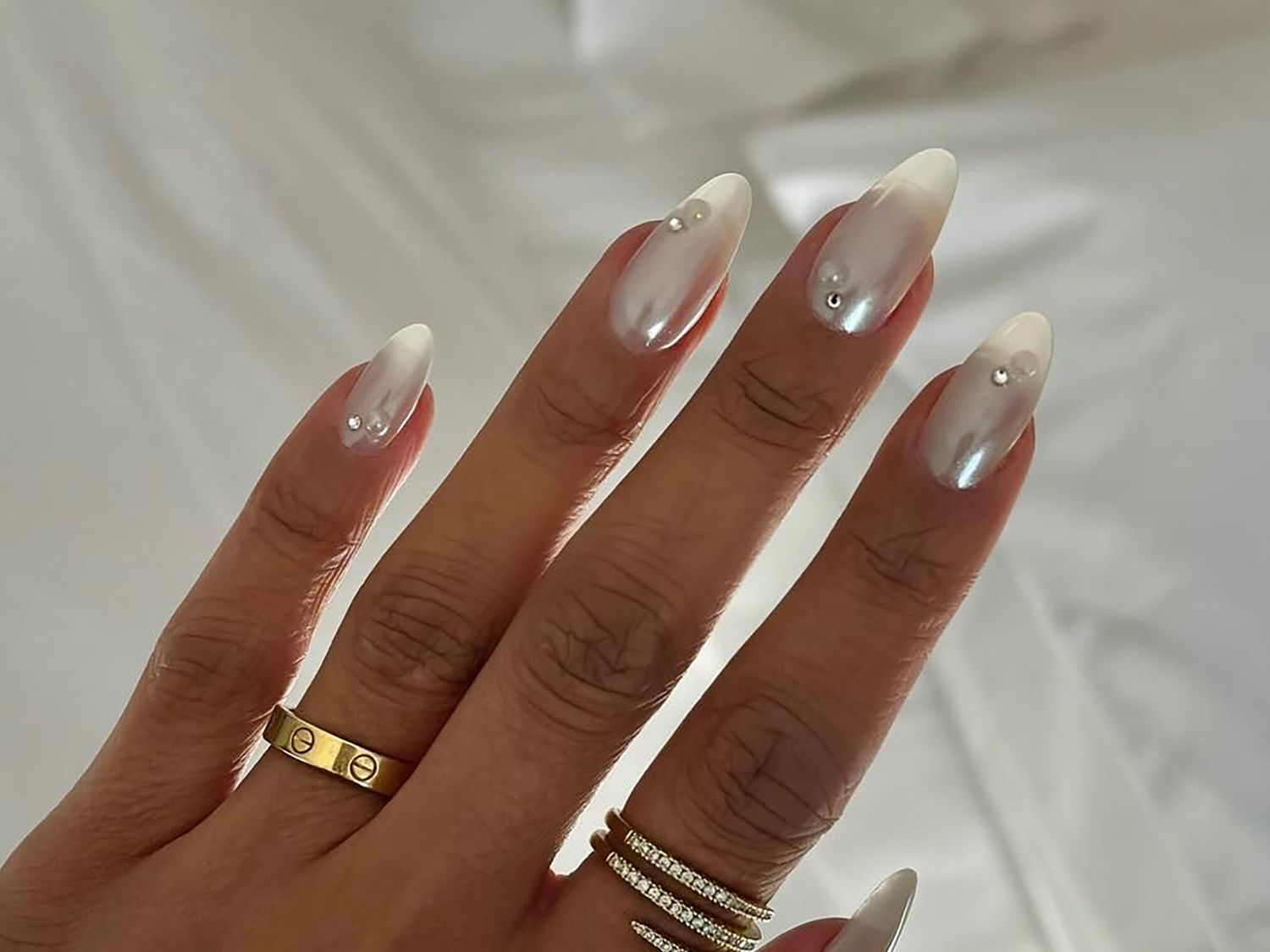 White Chrome Nails: The Ultimate Trend in Modern Manicure - 4