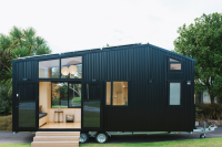 Tiny House Living: A Complete Guide to Downsizing and Simplifying Life